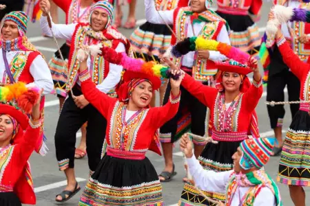 Distintas danzas peruanas deleitaron en la Gran Parada y Desfile Cvico Militar.