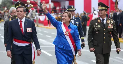 Dina Boluarte se retira del Desfile Cvico Militar.