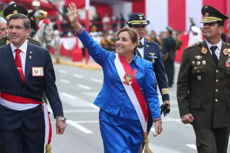 Dina Boluarte se retira del Desfile Cvico Militar.