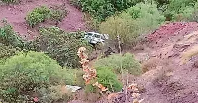 El accidente ocurri tras despistarse un auto y que este cayera a un abismo.