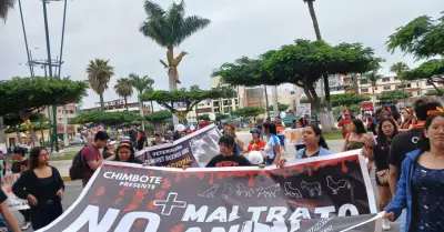 Marchan contra el maltrato animal en Chimbote