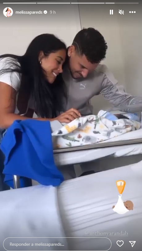 Melissa Paredes y Anthony Aranda felices al lado de un recin nacido.