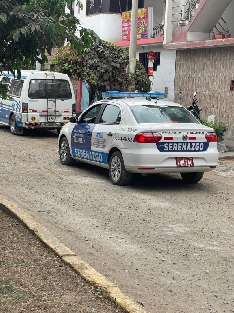 Reportan a polica y sereno durmiendo al interior del patrullero