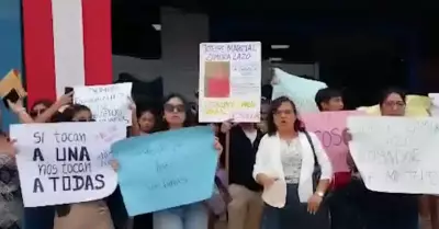 Protestan contra liberacin de profesor acusado de acoso sexual.