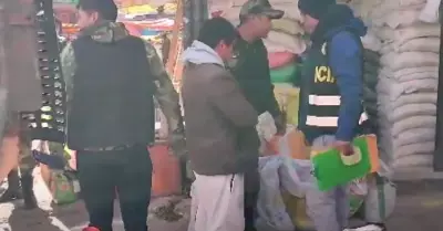 Polica interviene triler con droga en Puno.