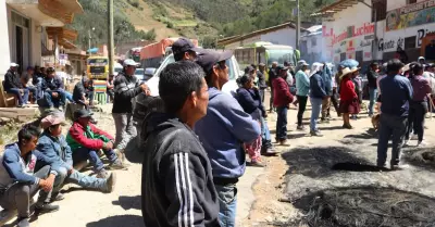 Comuneros del distrito de Cochorco acatan paro definido y bloquearon carretera