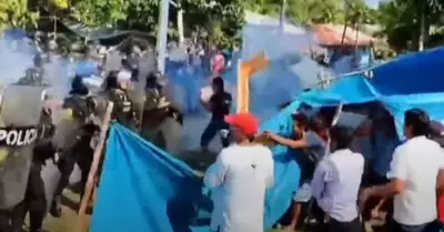 Enfrentamiento entre PNP y manifestantes en Loreto.