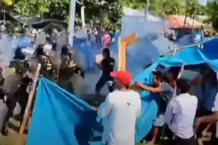 Enfrentamiento entre PNP y manifestantes en Loreto.