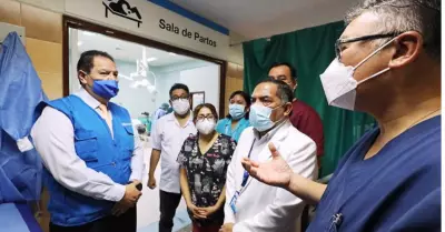 César Linares visita hospital Sabogal en el Callao.