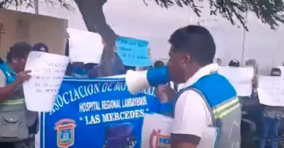 Mototaxistas de Chiclayo protestan para renovar autorizacin de paradero.