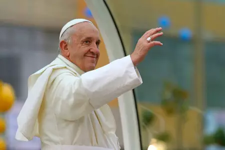 Papa Francisco asegura que Iglesia es para todos, también para homosexuales.