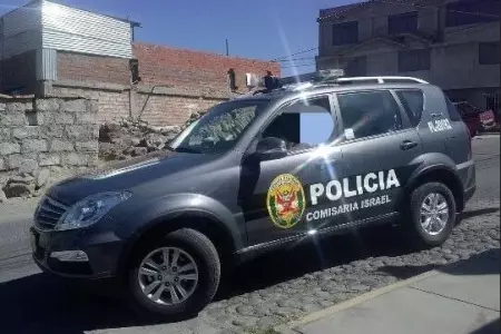 Graban a polica teniendo intimidad en patrullero