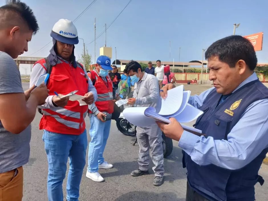 Sutran realiza operativos contra vehculos informales en los exteriores del terminal terrestre "El Chimbador"
