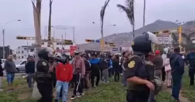 Polica enfrent a transportistas en Independencia.