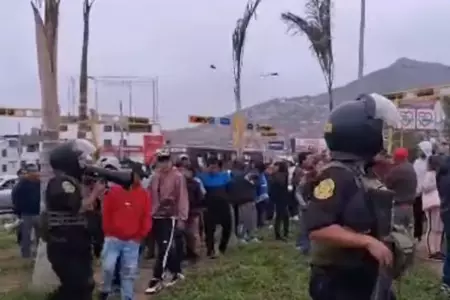 Polica enfrent a transportistas en Independencia.