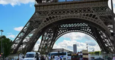 Turistas evacuados de la Torre Eiffel por amenaza de bomba.