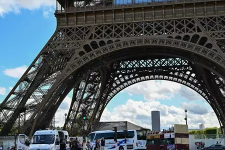 Turistas evacuados de la Torre Eiffel por amenaza de bomba.