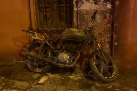 Vecinos queman moto en Breña.