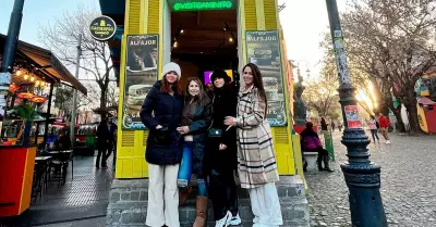 Melissa Klug presume su pancita junto a sus hijas en Buenos Aires.