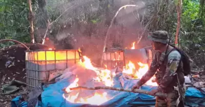 Agentes Antidrogas destruyen dos laboratorios de cocana en Puerto Maldonado.