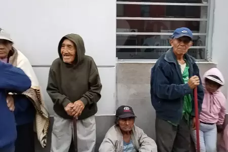 Ancianos sufren para cobrar pensiones en oficinas del Banco de la Nacin en Truj