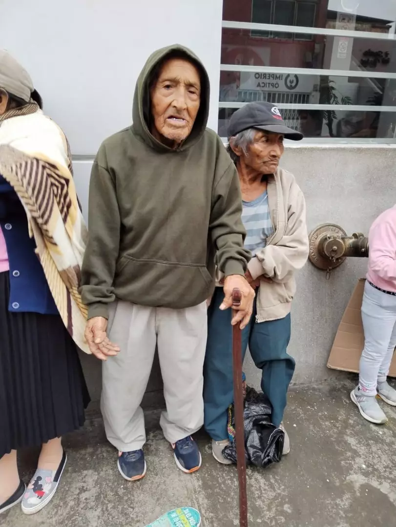 Ancianos sufren para cobrar pensiones en oficinas del Banco de la Nacin en Trujillo