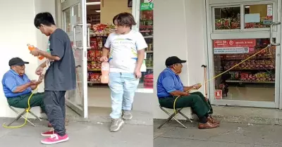 Abuelito trabaja como portero de tienda mexicana.