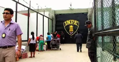 General PNP desmiente a jefe del INPE luego que asegurara que presos no operan d