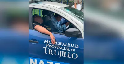 Reportan a polica y sereno durmiendo al interior del patrullero