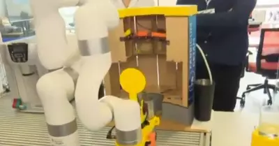 Universitarios crean robot 'barman'.