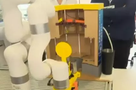 Universitarios crean robot 'barman'.