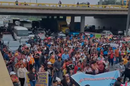 Vecinos de VMT, SJM y VES bloquean la Panamericana Sur exigiendo servicio de agu