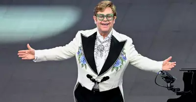 Elton John sufri fuerte cada y fue trasladado de emergencia a hospital.