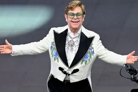 Elton John sufri fuerte cada y fue trasladado de emergencia a hospital.