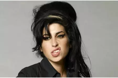 Libro con notas personales de Amy Winehouse