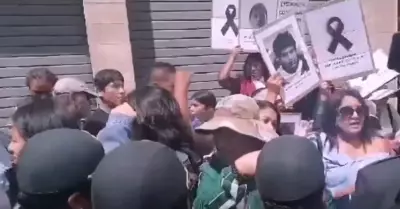 Dina Boluarte abandon evento en Tacna tras presencia de manifestantes.