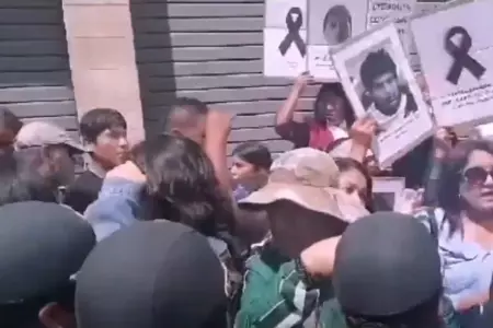 Dina Boluarte abandonó evento en Tacna tras presencia de manifestantes.