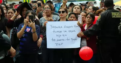 Madre demuestra amor por su hija mediante un cartel.