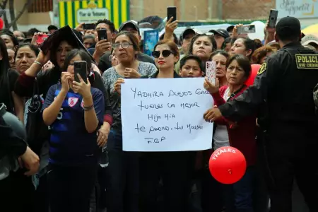 Madre demuestra amor por su hija mediante un cartel.