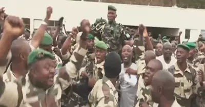 Militares dan golpe de Estado en Gabn y ponen al presidente en arresto domicili