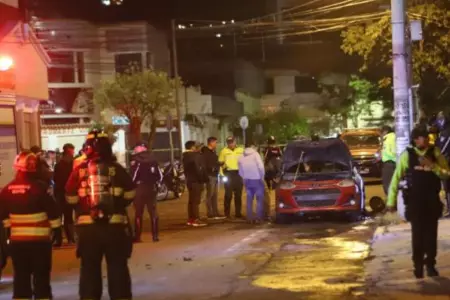 Cuatro explosiones y un auto incendiado remecieron Quito la noche del mircoles.