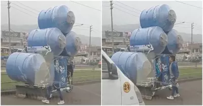 Peruano transporta cuatro cisternas en un mototaxi