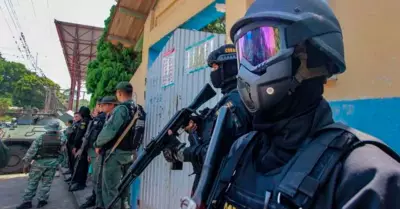 Polica venezolana detiene a banda que estafaba a peruanos por internet.