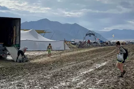 Ms de 70 mil personas quedaron varadas en el festival Burning Man por lluvias t