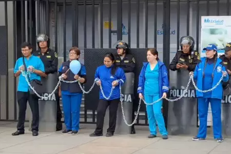 Enfermeras de EsSalud se encadenan exigiendo la reposicin de trabajadores.