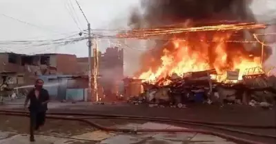 Incendio en Chorrillos provoc cortocircuito.