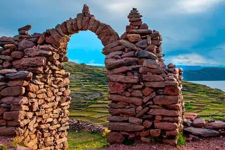 Hallan posibles restos preincas en la isla Amantan en Puno.