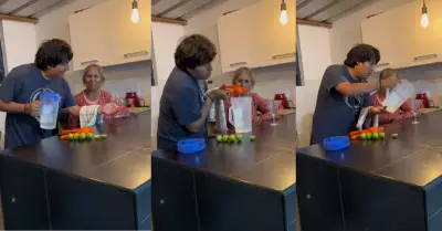 Joven sirve en copa jugo de limn para su abuelita.