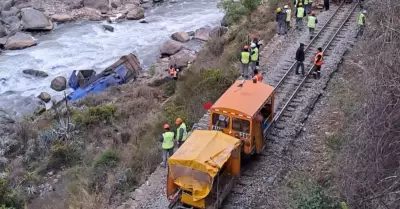 Tren se descarrila por derrumbe en Machu Picchu