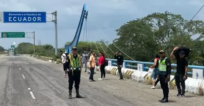 Polica impidi ingreso de migrantes en Tumbes.